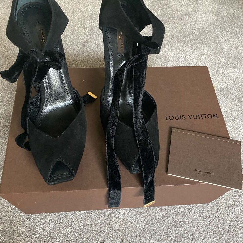 Louis Vuitton Black Suede leather, velvet lace, and large pearl heel